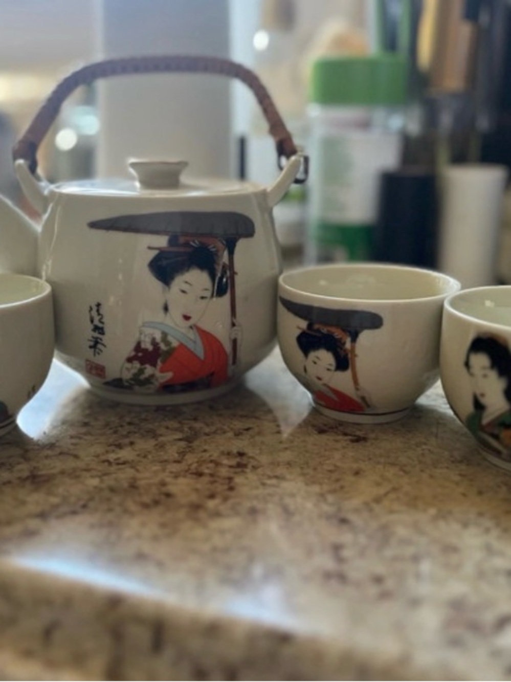 Porcelain Geisha-Illustrated Teapot and Cup Set - White and Red